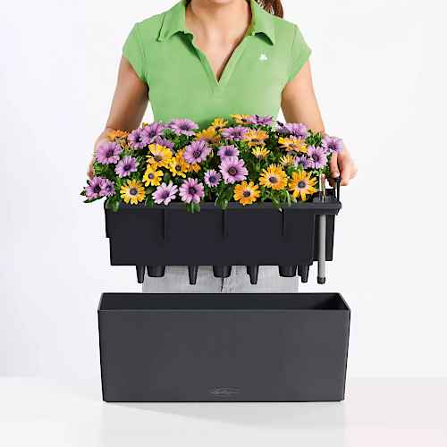 Lifting the BALCONERA Color Planter Liner